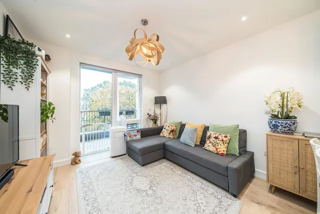 Chiswick High Road, W4, photo 3