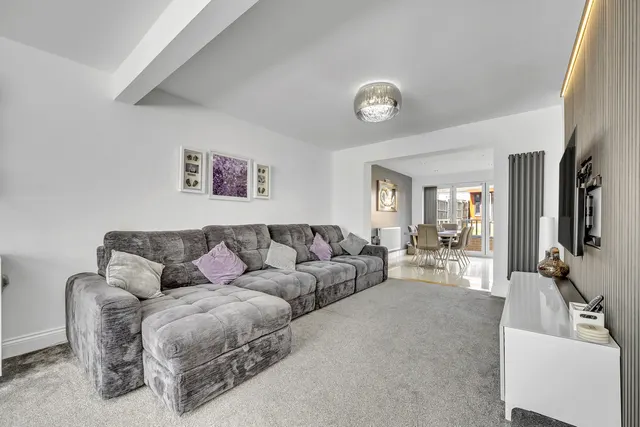 Photo 3 — Redriff Road, Romford, RM7 8HD