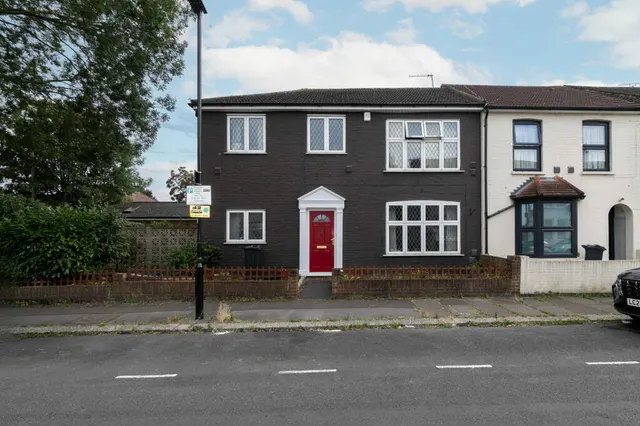 Photo 3 — Gordon Road, Hounslow, TW3 1XP
