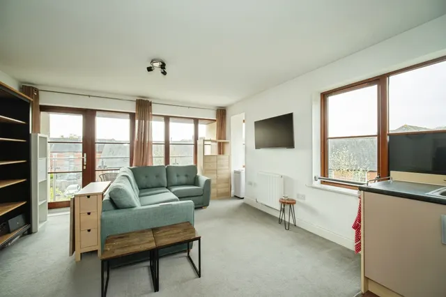 Photo 2 — Northbrook Crescent, Basingstoke