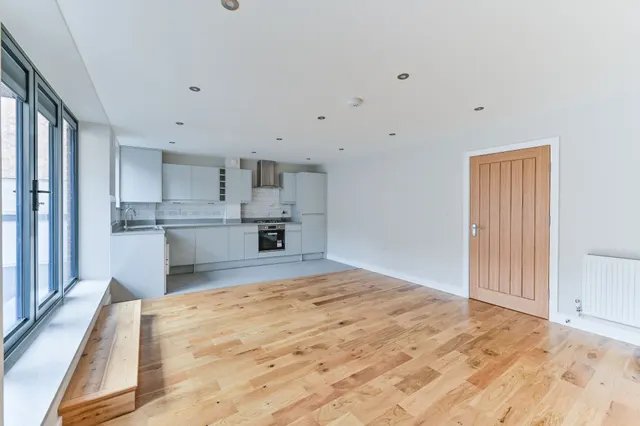 Photo 2 — Flat A, 7 Tooting High Street, London