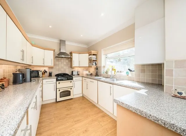 Ravenswood Avenue, Surbiton, KT6, photo 3