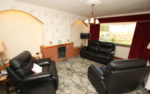 Photo 2 — Birks Avenue Millhouse Green