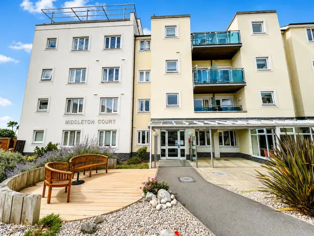 Middleton Court, Picton Avenue, Porthcawl, CF36 3BF, photo 1