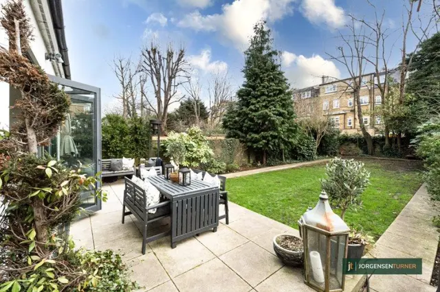 Brondesbury Road, Queens Park, London, photo 1