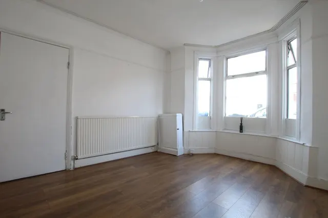 Oaklands Road, W7, photo 2