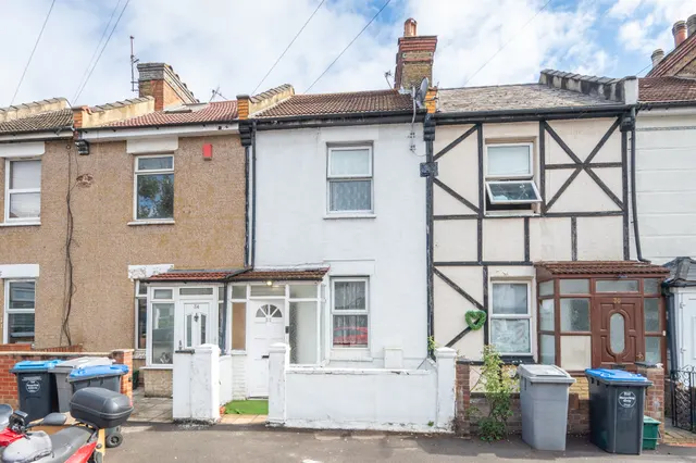 Photo 3 — 32 Cromwell Road, Wembley