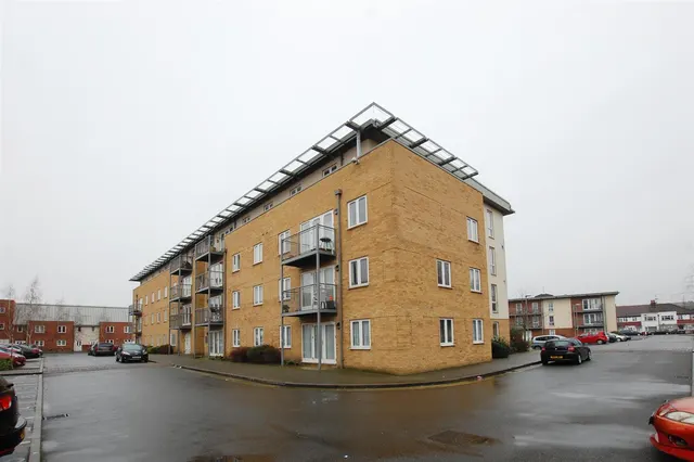 2 bedroom flat, King George Crescent, Wembley, HA0