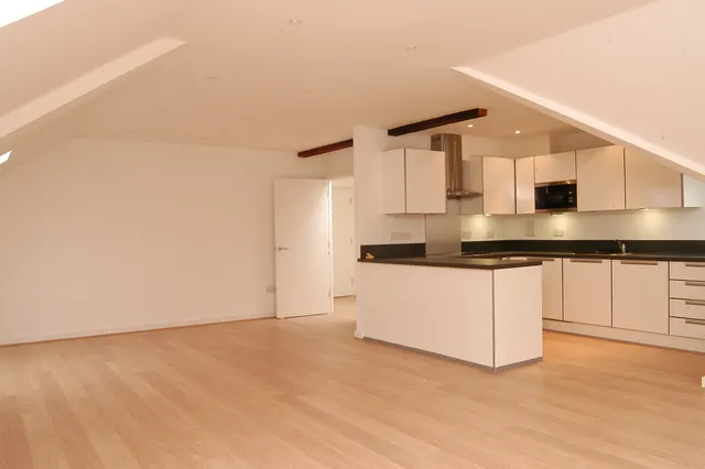 Mitcham, CR4, photo 1