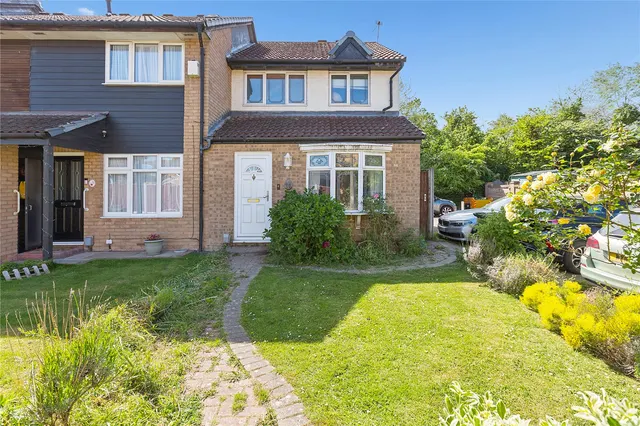 Copperfields Way, Romford, RM3, photo 1