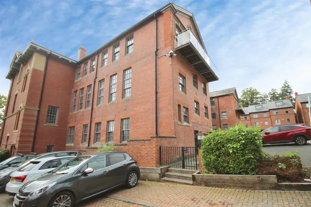 2 bedroom flat — Victoria Gardens, Hyde Park, Leeds
