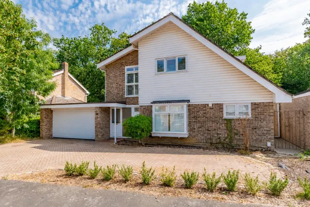 Cherrydale Road, Camberley, photo 1