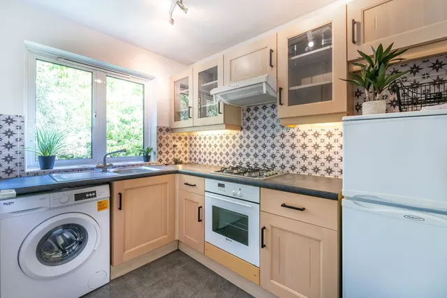 Photo 3 — Ivybridge Close, Twickenham, TW1 1EA