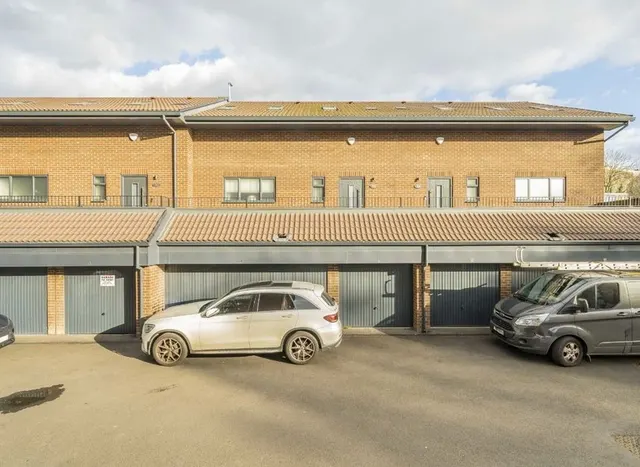 Bridge Lane, Golders Green, NW11, photo 1
