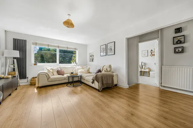 Layton Court, Weybridge, KT13, photo 2