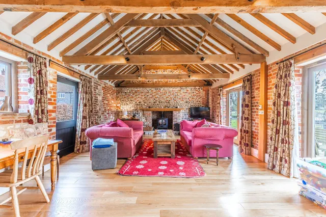 Beautiful Single Storey Barn Conversi, photo 3