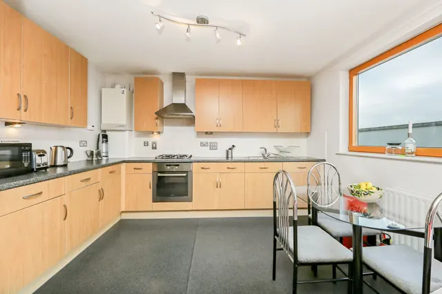 Photo 3 — 21 Lauriston Apartments, Ambleside Close, London