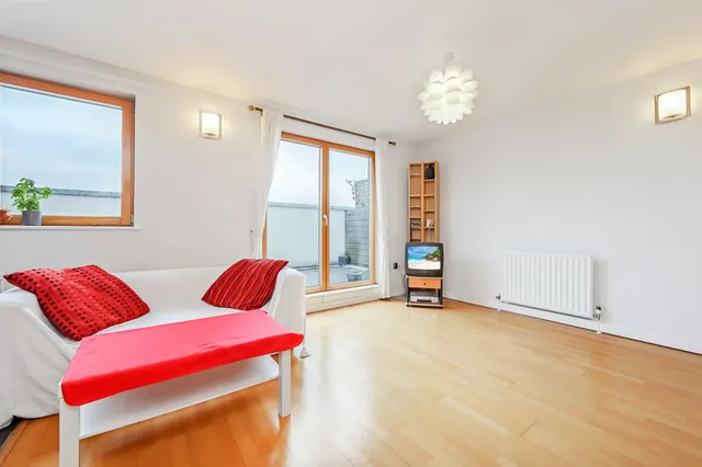 Photo 2 — 21 Lauriston Apartments, Ambleside Close, London