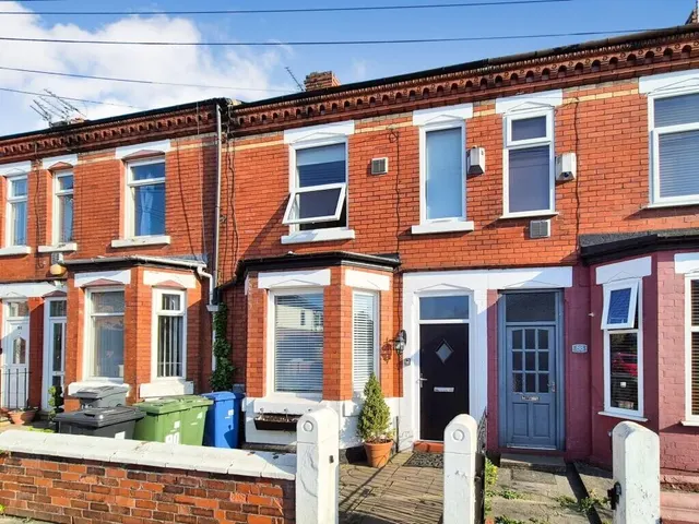 Laburnum Road, Denton, M34, photo 1