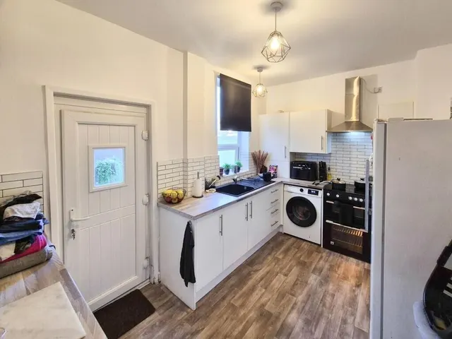 Laburnum Road, Denton, M34, photo 2
