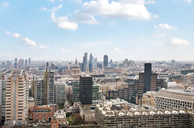 4 bedroom flat — Cromwell Tower Barbican EC2