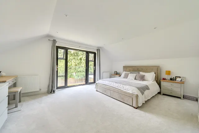 Woking, GU22, photo 1