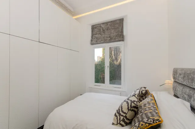 Photo 3 — Flat 2, 6 Redcliffe Gardens, London