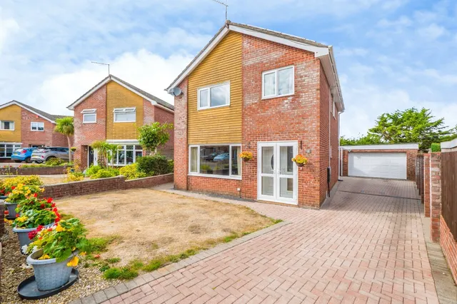 Photo 3 — Wyon Close, Llandaff, Cardiff