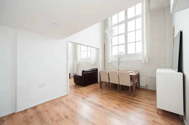 Photo 2 — Flat 21 Schoolhouse Yard, Bloomfield Road, London