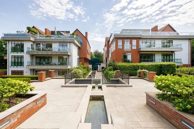 The Bishops Avenue, Finchley, London, photo 1