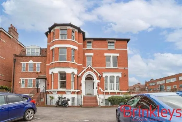 Upper Richmond Road, Putney, photo 1