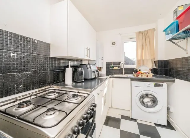 Photo 3 — Fleetwood Road, Kingston Upon Thames, KT1
