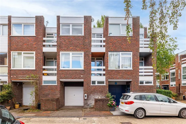 3 bedroom house, King Charles Walk, London, SW19