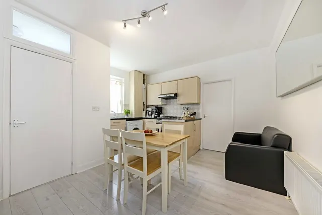 Chiswick Road, W4, photo 2
