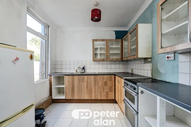 Farm Road, Neath, SA11, photo 3