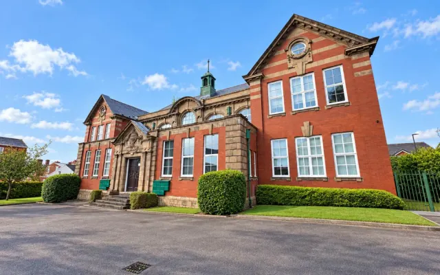 Cowley Court, Cowley Hill Lane, St He..., photo 1