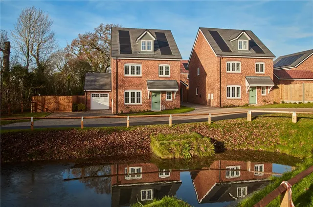 King George's Vale, Coronation Avenue, Cuffley, Hertfordshire, EN6 4FH, photo 1