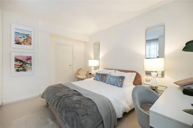 Photo 3 — Swan Court, Chelsea Manor Street, Chelsea, SW3