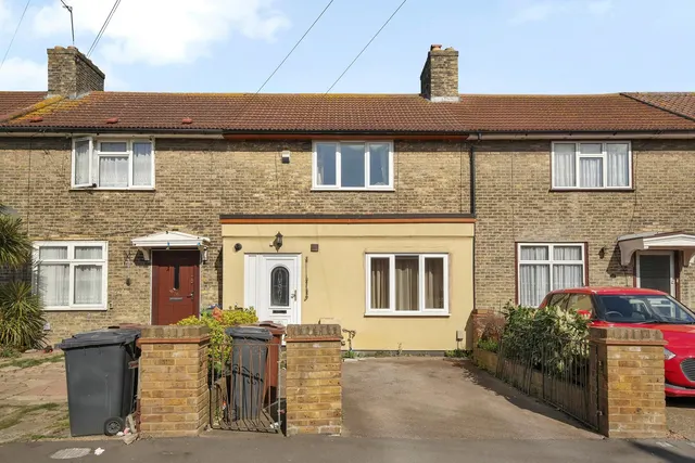 24 Chaplin Rd, Dagenham, RM9 6EL, photo 1