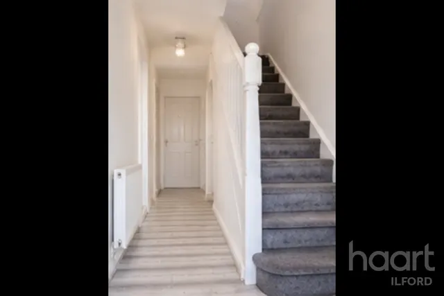 Shaw Avenue, IG11, photo 2