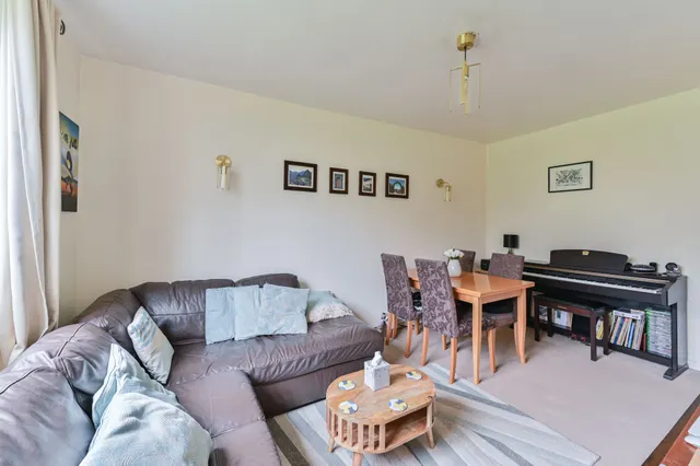 Photo 3 — 31 Scrutton Close, London