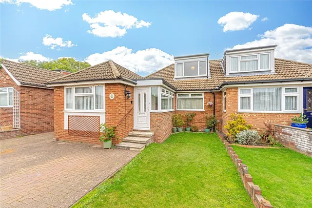Weymead Close, Chertsey, KT16 8PG, photo 1
