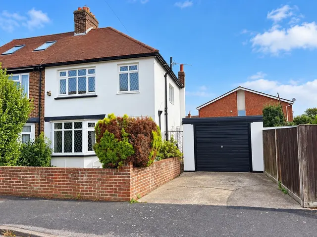 Waterloo Road, Gosport, photo 1