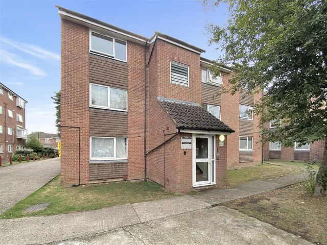 Huxley Close, Northolt, photo 1