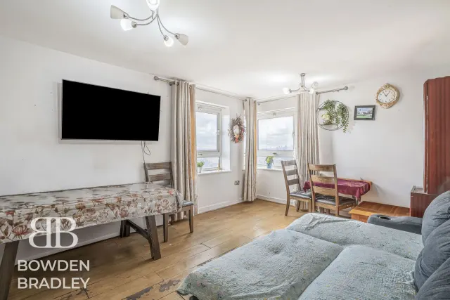 Hainault Street, Ilford, IG1, photo 1