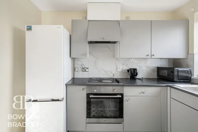 Photo 3 — Hainault Street, Ilford, IG1