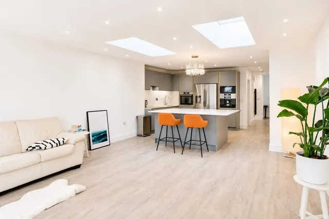 End Terrace, Feltham, TW13, photo 2