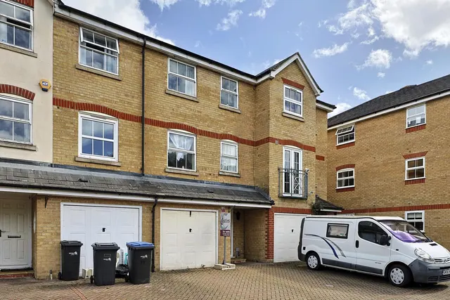 Harston Drive, Enfield, EN3, photo 1