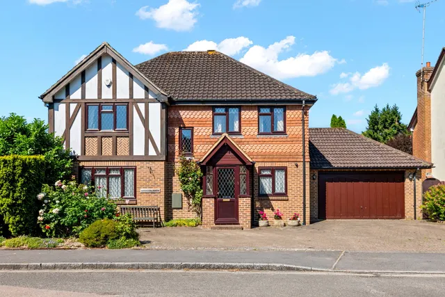 4 bedroom house — Hudsons, Tadworth, Surrey, KT20 5TZ
