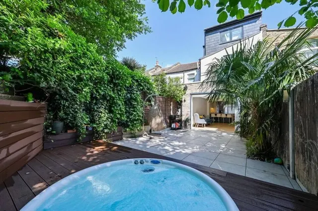 Khartoum Road, London, E13, photo 1
